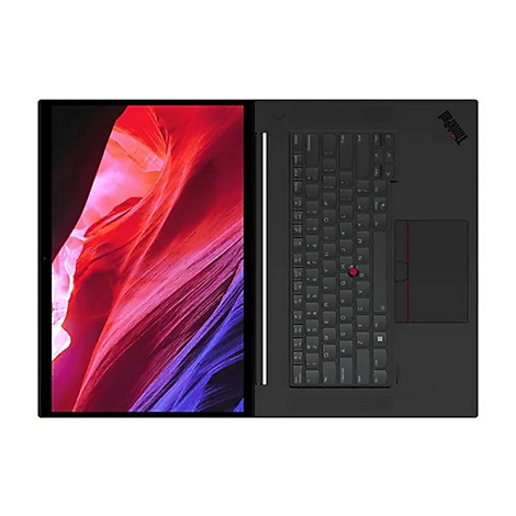 Offener Laptop mit rotem Bildschirmhintergrund und schwarzer Tastatur. Das ThinkPad-Logo ist sichtbar.