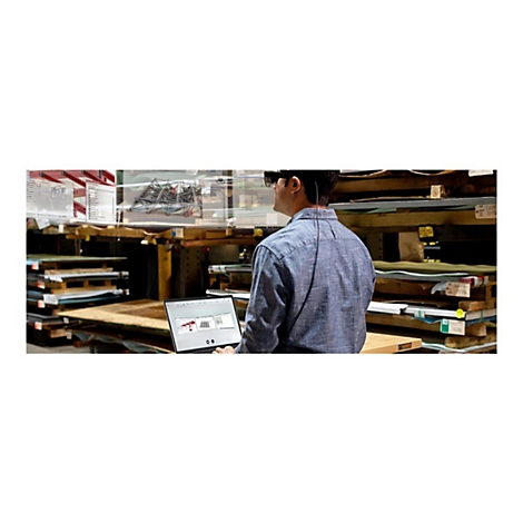 Mann mit AR-Brille vor Laptop, Darstellung einer technischen Zeichnung. Im Hintergrund Holzregale.