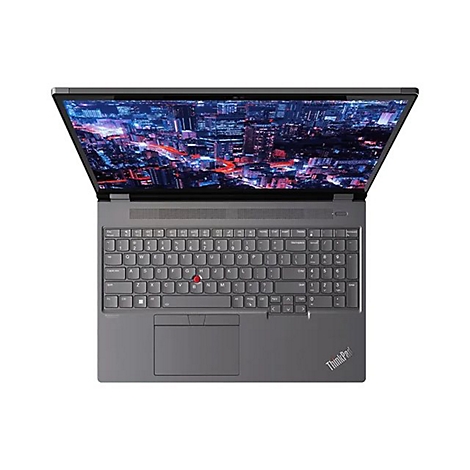 Draufsicht auf einen geÃ¶ffneten grauen Laptop. Der Bildschirm zeigt eine Stadt bei Nacht. Unterhalb die Tastatur mit rotem Trackpoint.