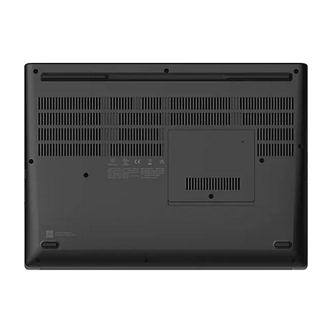 Ansicht der Unterseite eines schwarzen Laptops mit LÃ¼ftungsschlitzen. Aufkleber mit technischen Daten.