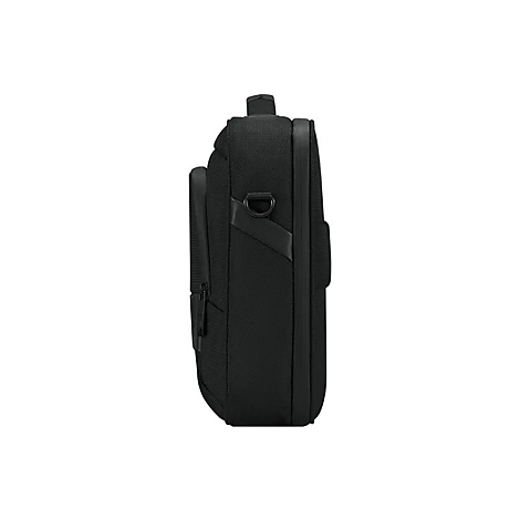 Vue latérale d'un sac d'appareil photo noir sur fond blanc. Il possède une fermeture éclair, une poignée et une attache pour la sangle.