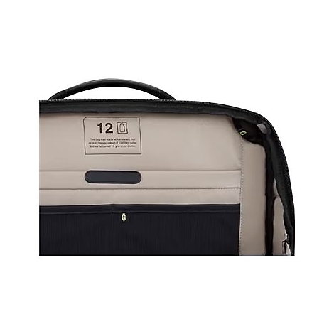 Innenansicht eines Reisekoffers. Auf einem Etikett steht "12". Text: "Diese Tasche wurde aus Material hergestellt, das dem Äquivalent von 12 0,5 Liter Wasserflaschen entspricht, die 78 Gramm pro Flasche enthielten."