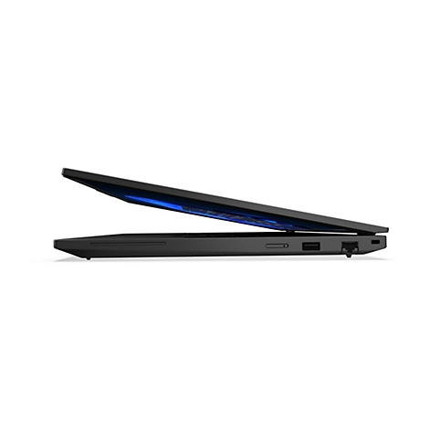 Schwarzer Laptop von der Seite, halb geöffnet. Blaue Bildschirmhelligkeit sichtbar, Ports und Anschlüsse.
