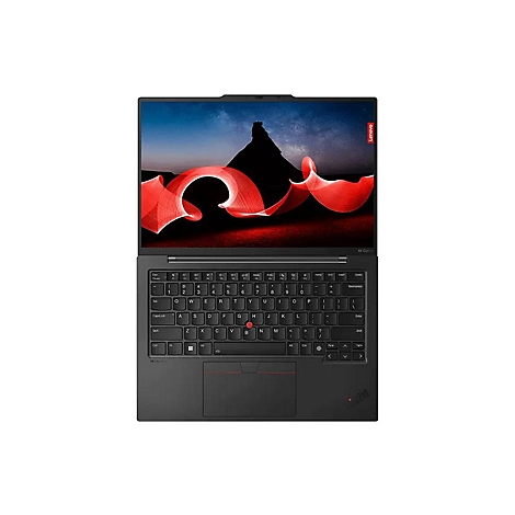 Draufsicht auf ein schwarzes Lenovo ThinkPad Laptop, geöffnet. Der Bildschirm zeigt eine rote Lichtspur vor einem Berg. Tastatur, Touchpad und TrackPoint sind sichtbar.