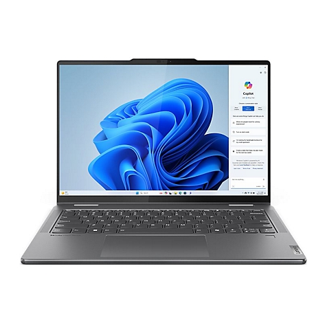 Ein silberfarbenes Lenovo Laptop, geÃ¶ffnet auf einem weiÃŸen Hintergrund. Auf dem Bildschirm ist ein blaues Windows-Design zu sehen, sowie ein Login Fenster.