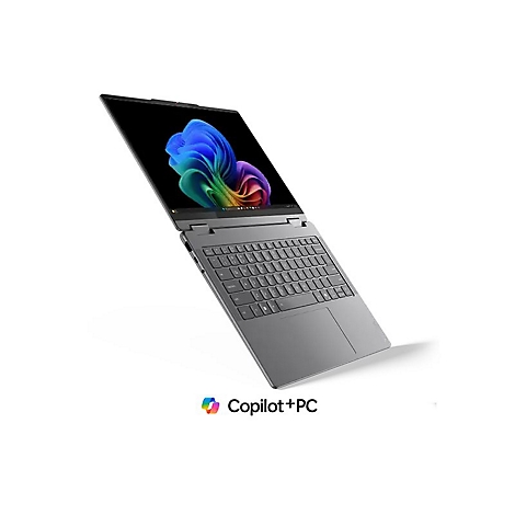 Ein grauer Laptop mit geöffnetem Deckel, der einen bunten Hintergrund zeigt. Am unteren Rand steht "Copilot + PC".