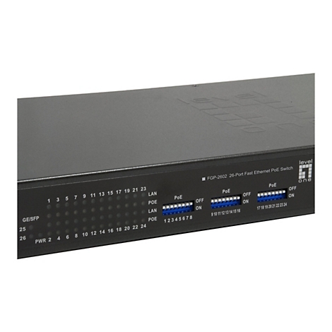 Ein schwarzer Switch mit Ports und Beschriftungen. Einige Ports sind blau hinterlegt. Text: FCP-2602 26-Port Fast Ethernet PoE Switch.
