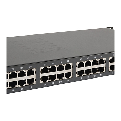 Nahaufnahme eines grauen Netzwerk-Patchpanels mit nummerierten RJ45-Ports vor weißem Hintergrund.