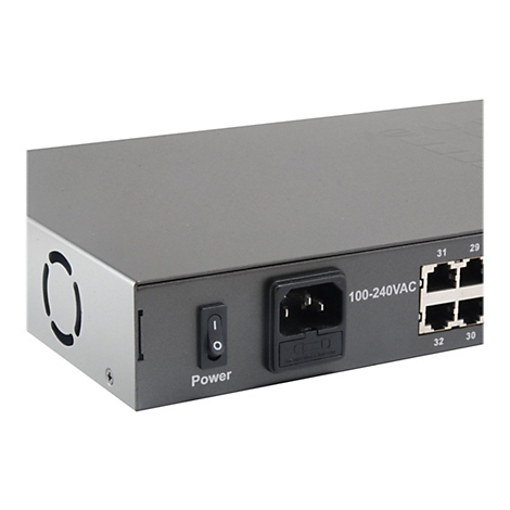 Rückseite eines Netzwerk-Switches mit Netzanschluss, Netzschalter und beschrifteten Anschlüssen.