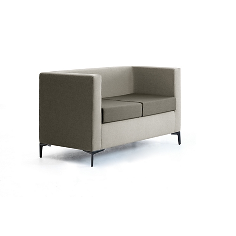 Modernes, zweifarbiges Sofa in Grau- und Beigetönen mit schmalen schwarzen Metallbeinen vor weißem Hintergrund.