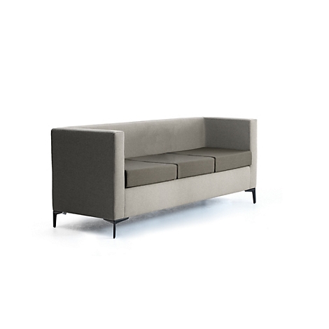 Modernes, beigegraues Dreisitzersofa mit schlanken, dunklen Metallbeinen vor weißem Hintergrund.