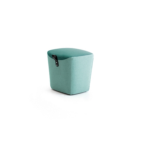 Mintgrüner Hocker mit quadratischer Sitzfläche und kleinem Ledergriff an der Seite vor weißem Hintergrund.