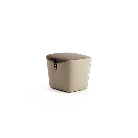 Ein beiger Hocker mit dunkelbrauner Sitzfläche und einem kleinen schwarzen Ledergriff vor neutralem Hintergrund.