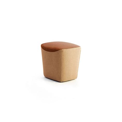 Ein quadratischer, beigefarbener Sitzhocker mit einer etwas dunkleren, braunen Sitzfläche vor weißem Hintergrund.