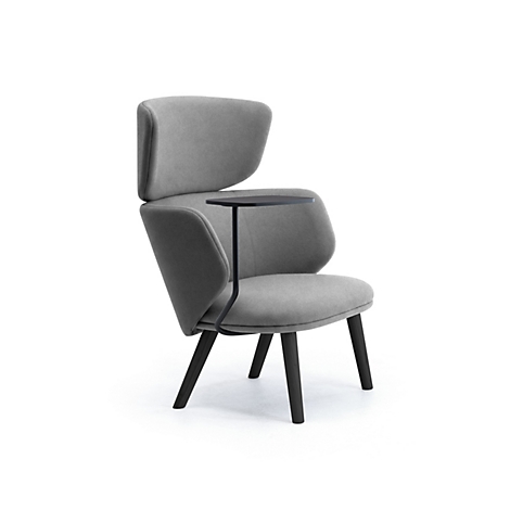 Grauer Loungesessel mit hoher Rückenlehne und integriertem schwarzem Ablagetisch auf dunklen Holzbeinen.