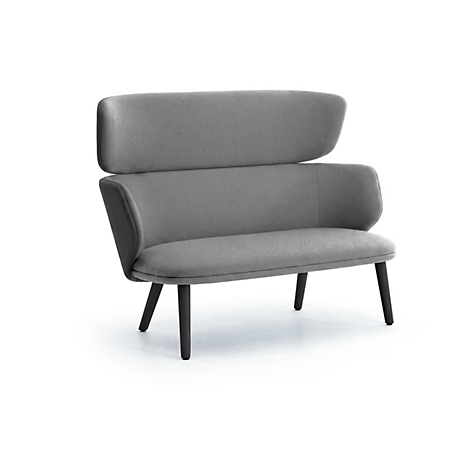 Ein elegantes, graues Sofa mit hoher Rückenlehne und dunklen Holzbeinen vor weißem Hintergrund.
