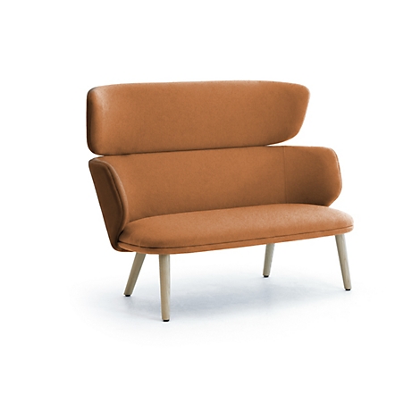 Ein hellbraunes Zweisitzer-Sofa mit hoher Rückenlehne und hellen Holzbeinen vor weißem Hintergrund.