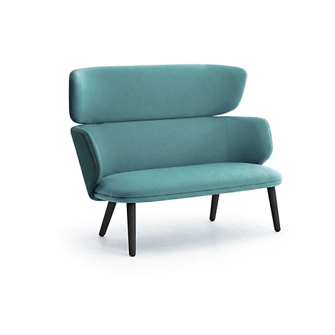 Modernes Sofa in Türkis mit hoher Rückenlehne und schwarzen Holzbeinen vor weißem Hintergrund.