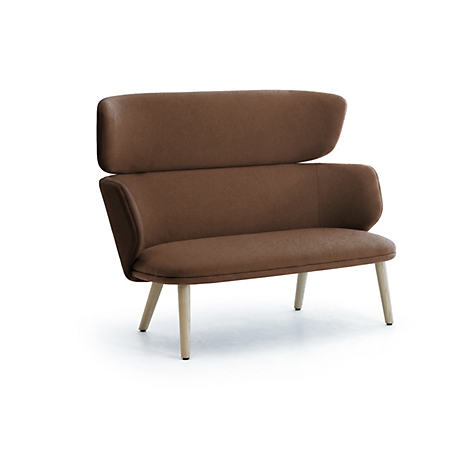 Modernes, braunes Zweisitzer-Sofa mit hoher Rückenlehne und hellen Holzbeinen vor weißem Hintergrund.