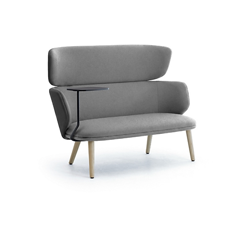 Graues Polstersofa mit hoher Rückenlehne, integriertem schwarzen Beistelltisch und hellen Holzbeinen vor weißem Hintergrund.