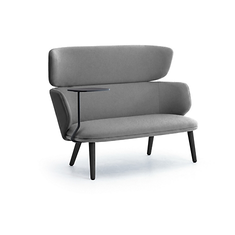 Graues Polstersofa mit hoher Rückenlehne und integriertem schwarzem Seitentisch auf dunklen Holzbeinen.