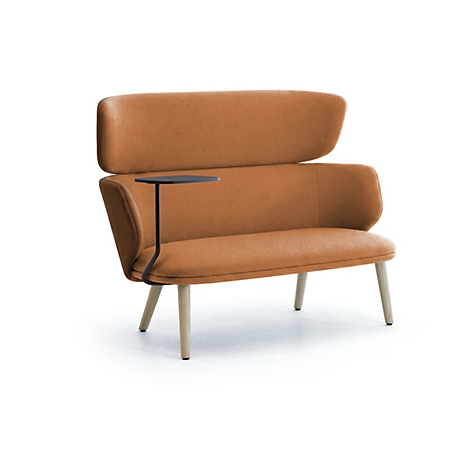 Ein ockerfarbenes Sofa mit hoher Rückenlehne und integriertem schwarzem Beistelltisch auf hellen Holzbeinen.