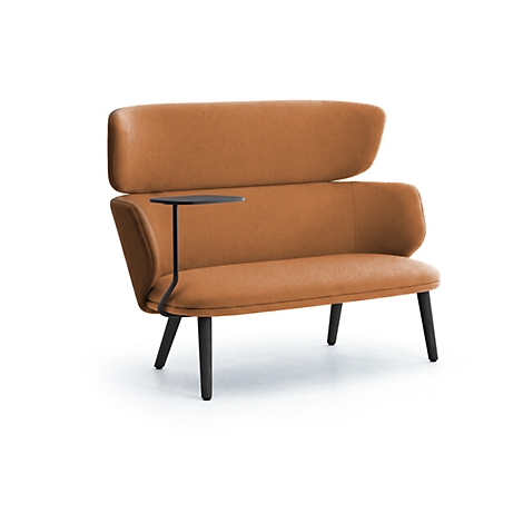 Ein ockerfarbenes Zweisitzer-Sofa mit hoher Rückenlehne, schwarzen Holzbeinen und einem kleinen integrierten schwarzen Beistelltisch.