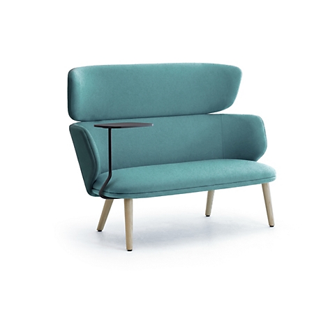 Türkisblaues Sofa mit hoher Rückenlehne und integriertem schwarzem Seitentisch auf hellen Holzbeinen.