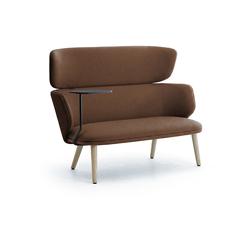 Braunes Sofa mit hoher Rückenlehne und integriertem kleinem schwarzen Beistelltisch auf hellen Holzbeinen.