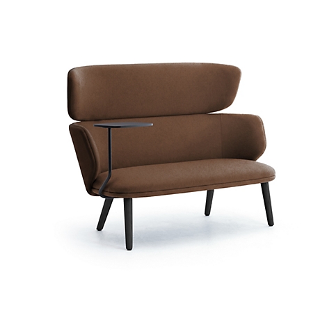 Ein braunes Sofa mit hoher Rückenlehne und integriertem kleinen, schwarzen Beistelltisch auf vier dunklen Holzbeinen.