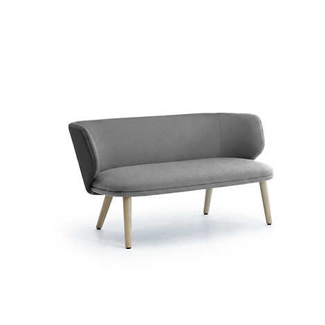 Graues Polstersofa mit geschwungener Rückenlehne und hellen Holzbeinen vor weißem Hintergrund.