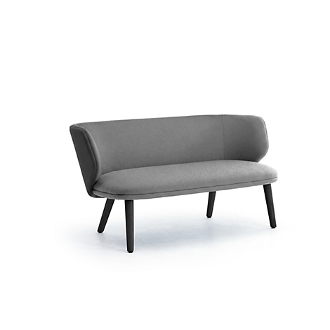 Ein elegantes, graues Sofa mit geschwungener Rückenlehne und dunklen Holzbeinen vor weißem Hintergrund.