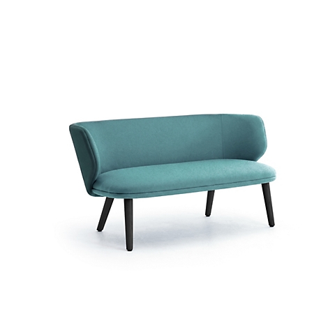 Türkisblaues Zweisitzer-Sofa mit geschwungener Rückenlehne und schwarzen Holzbeinen auf weißem Hintergrund.