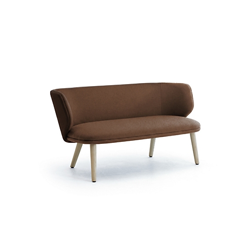 Braunes Sofa mit abgerundeter Rückenlehne und hellen Holzbeinen vor weißem Hintergrund.