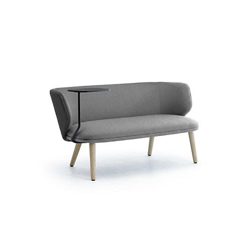 Graues Sofa mit gepolsterter Sitzfläche und Rückenlehne auf hellen Holzbeinen, inklusive integriertem Beistelltisch.