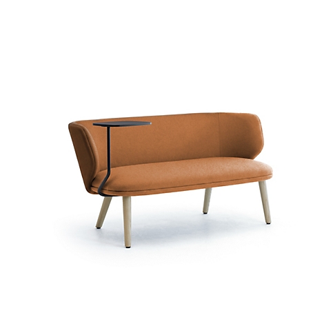 Modernes, zweisitziges Sofa in Rostbraun mit integriertem, schwarzem Beistelltisch und hellen Holzbeinen.