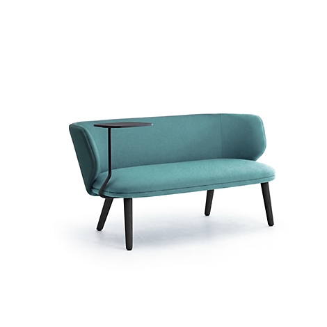 Türkisfarbenes Zweisitzer-Sofa mit schwarzen Holzbeinen und integriertem schwarzem Beistelltisch auf weißem Hintergrund.