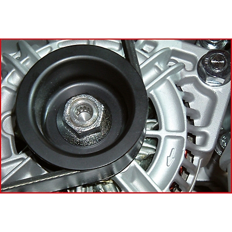 Nahaufnahme einer Lichtmaschine mit Riemenscheibe, Sechskantmutter und Keilriemen.