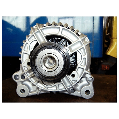 Nahaufnahme einer silbernen Lichtmaschine. Die Lichtmaschine weist komplexe Details auf, mit einem zentralen schwarzen Riemenrad und metallischen Strukturen.