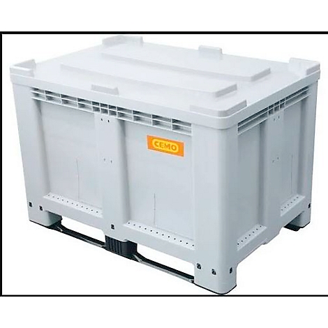 Light gray plastic box with lid, on pallet base. Orange label with "CEMO".