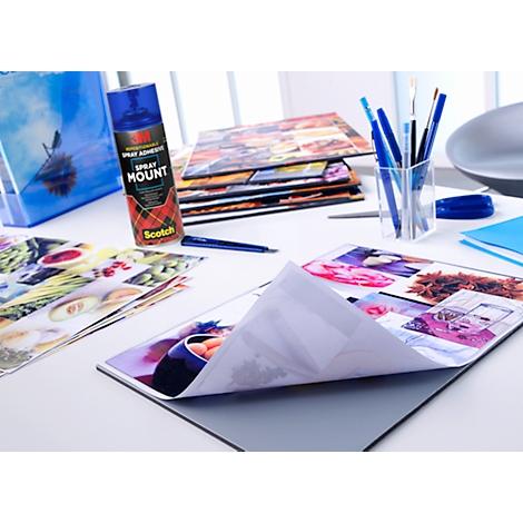 Blauwe spuitlijm en foto's op een tafel.