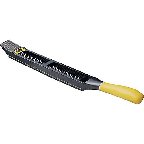 Une râpe noire avec une poignée jaune. La râpe a une surface striée et un autocollant jaune.