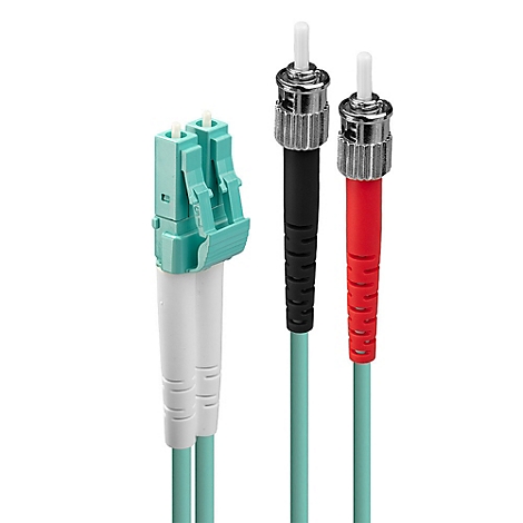 Plusieurs câbles à fibre optique avec connecteurs : connecteurs vert clair, noir et rouge sur fond blanc.