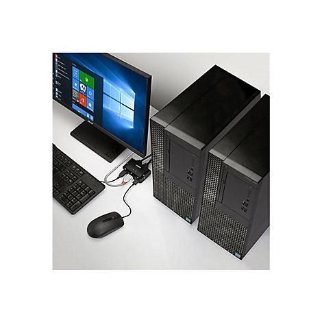 Ein Arbeitsplatz mit Monitor, Tastatur, Maus und zwei schwarzen ComputertÃ¼rmen.