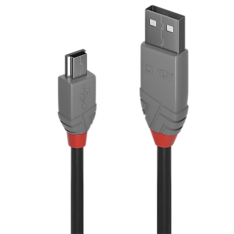 Zwei USB-Kabel, eines mit Mini-USB-Anschluss, eines mit USB-A-Anschluss. Beide sind grau, mit roter Akzentfarbe am Kabelübergang.