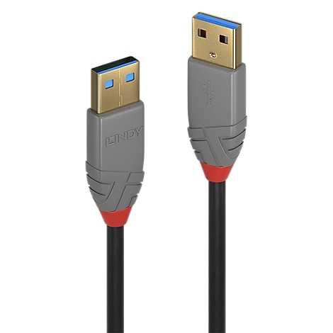 Zwei USB-A-auf-USB-A-Kabel mit grauen Gehäusen, roter Akzentfarbe und dem Schriftzug "LINDY". Der Hintergrund ist schwarz.