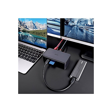 Auf einem Schreibtisch sind ein Laptop, zwei Monitore, ein Hub und eine externe Festplatte zu sehen. Beide Bildschirme zeigen unterschiedliche Bilder an.
