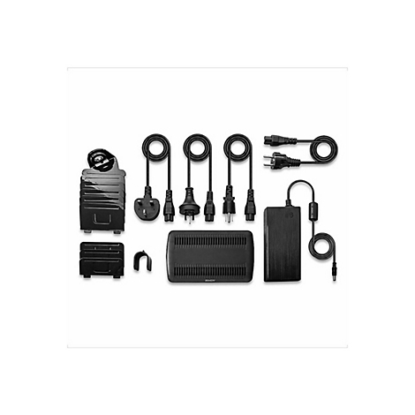 Verschiedene schwarze Netzteile und Kabel, auf weißem Hintergrund angeordnet.