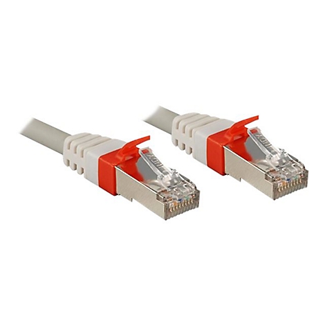 Zwei graue Netzwerkkabel mit orangefarbenen und silbernen Steckern. Die Stecker sind nah beieinander platziert.