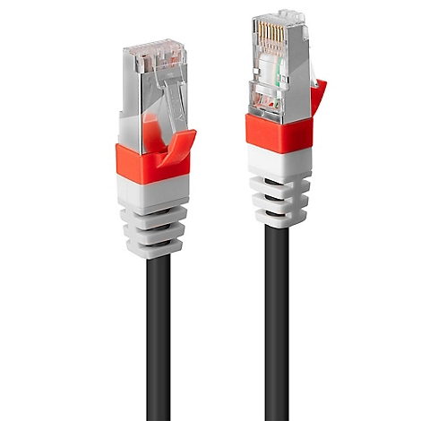 Zwei schwarze Netzwerkkabel mit orangefarbenen und weißen Akzenten sowie transparenten Steckern, die auf weißem Hintergrund liegen.
